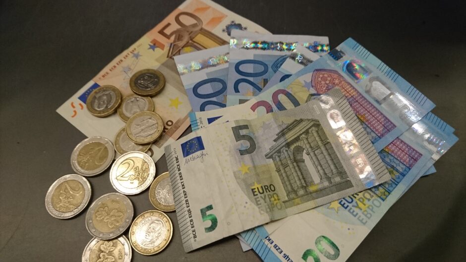 Euron seteleitä ja kolikoita
