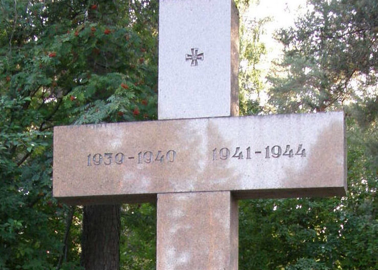Sankarivainajien muistomerkki Sotkamon hautausmaalla.