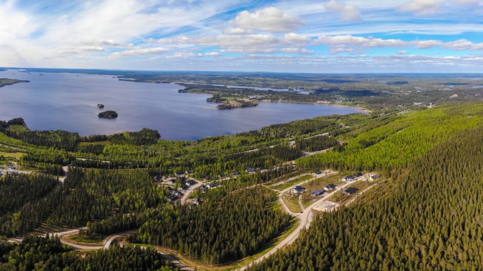 Näkymä Vuokatinvaaralta kohti Nuasjärveä.