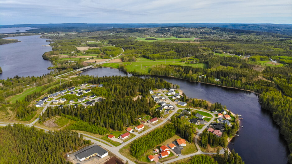 Maisemassa asuinalue vesistön äärellä.