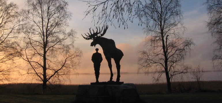 Kuvassa Sotkamossa sijaitseva Havukka-ahon ajattelija patsas auringonlaskussa.