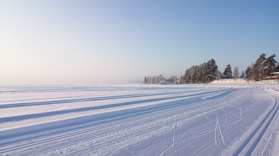 Maisemassa Sotkamon hiukassa sijaitseva hiihtolatu raikaassa ja kirkkaassa talvisäässä.