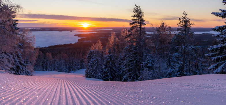 Auringonlasku ja violettia lunta Vuokatissa.