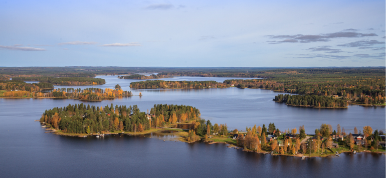 Järvimaisema Sotkamosta kesällä tai alkusyksystä.