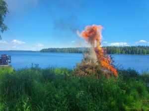 Juhannuskokko Juurikkalahdessa.