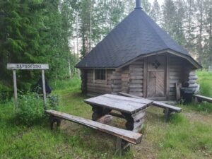 Kylätalon vieressä kota