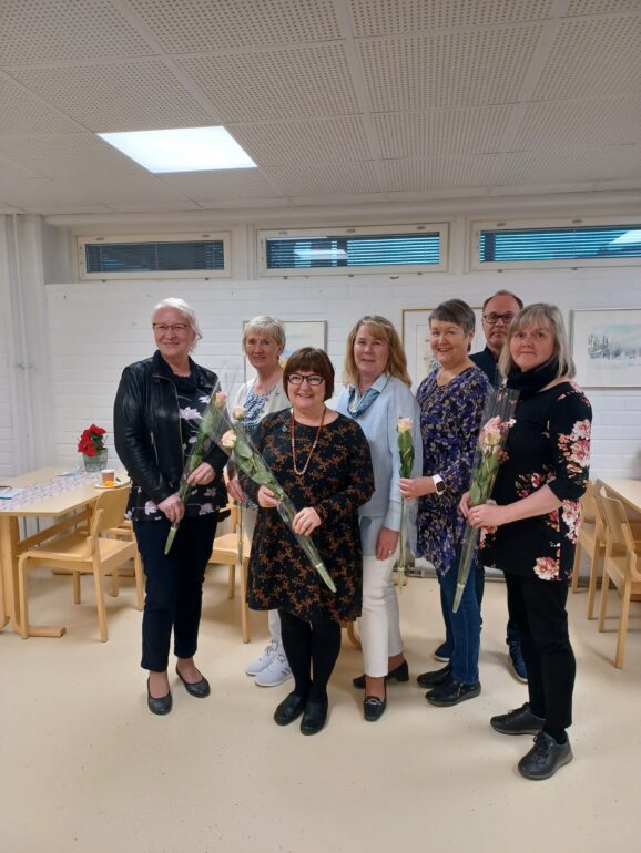 Sotkamon matkailuoppaat valmistujaispäivänään 31.5.2022 opettajansa Aija Laukkasen kanssa.