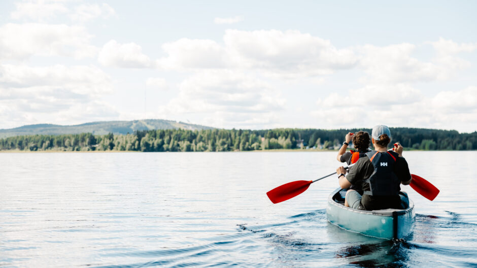 Kanoottiseurue järvellä.