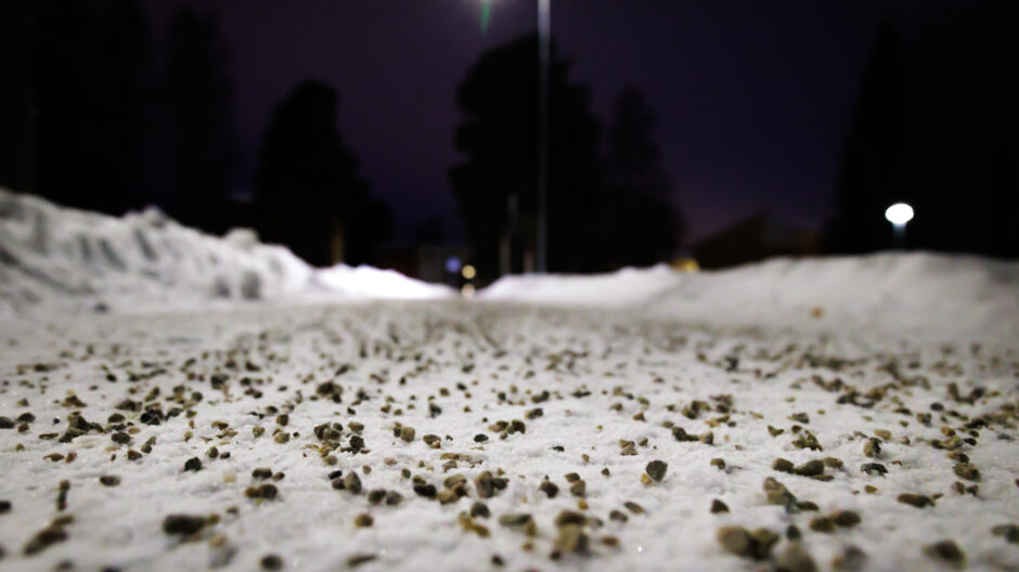 Hiekoitettu talvinen kevyenliikenteenväylä.