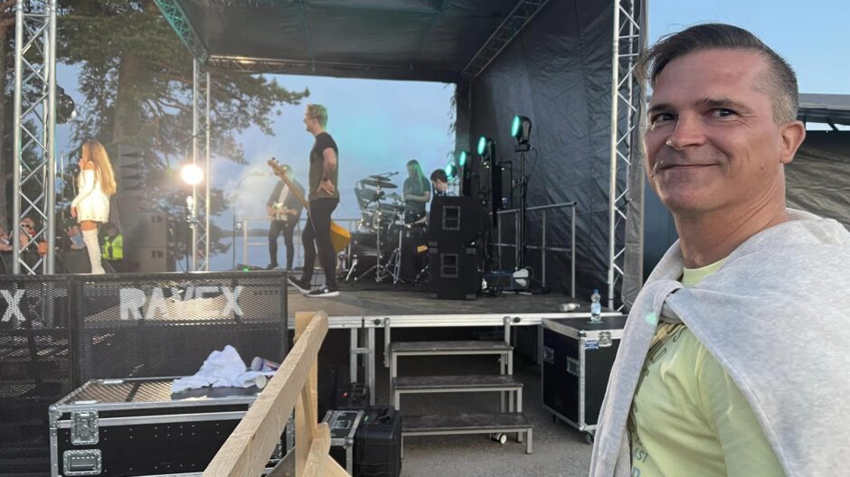 Kunnanjohtaja Mika Kilpeläinen juhlavuoden konsertin back stagella.