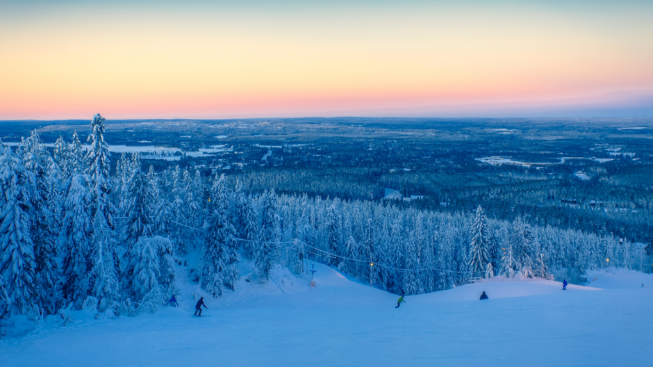 Talvinen kuva Vuokatinvaaralta kohti Nuasjärveä.