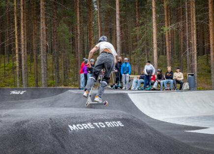 Skeittaaja Sotkamon skeittipuistossa