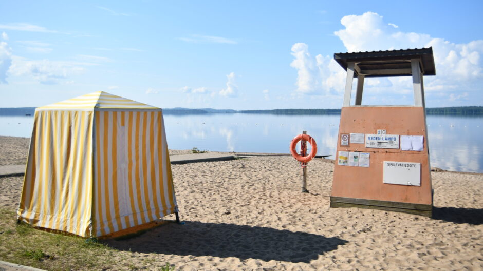 Maisemassa hiukan uimaranta, uimavalvojan tila sekä vaatteiden vaihtoon tarkoitettu tila.