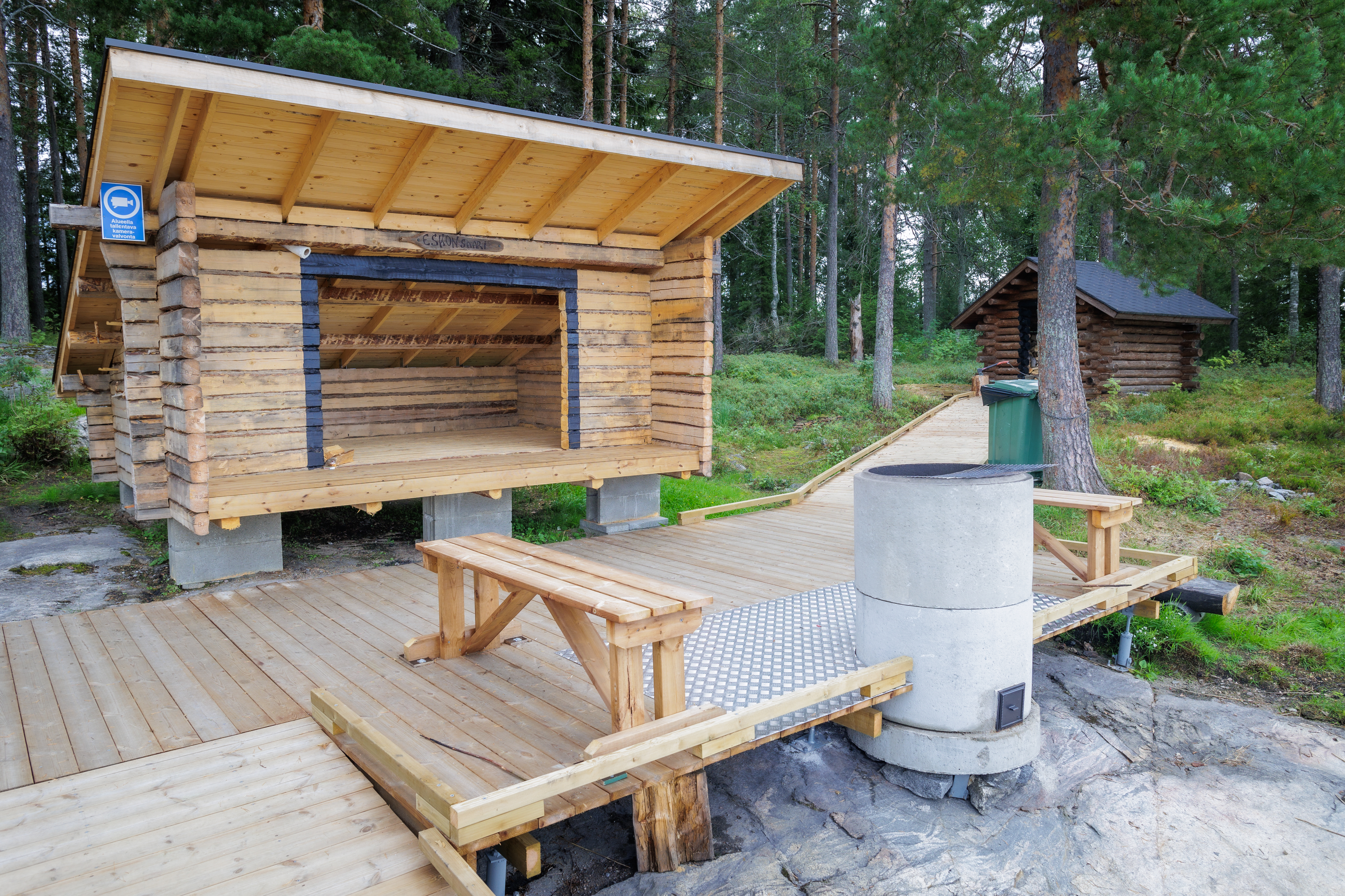 Aluetta yhdistää terassilattia.