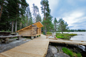 Eskonsaaren esteetön taukopaikan rakenteet helpottavat liikkumista.