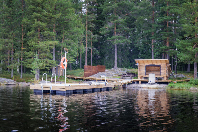 Eskonsaaren esteetön laavu ja laituri.