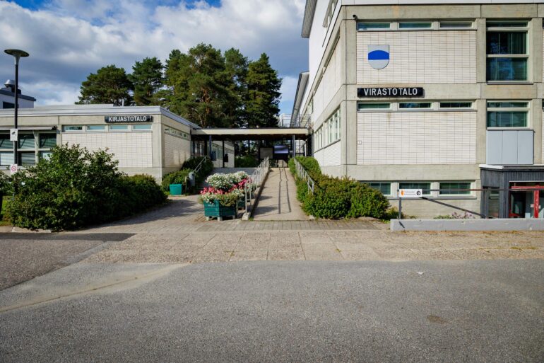 Sotkamon kunnan virastotalon julkisivu.