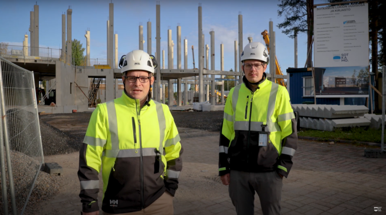 Tekninen johtaja Harri Helenius ja rakennuttajainsinööri Perttu Halonen lukio-kirjasto rakennushankkeen edustalla.