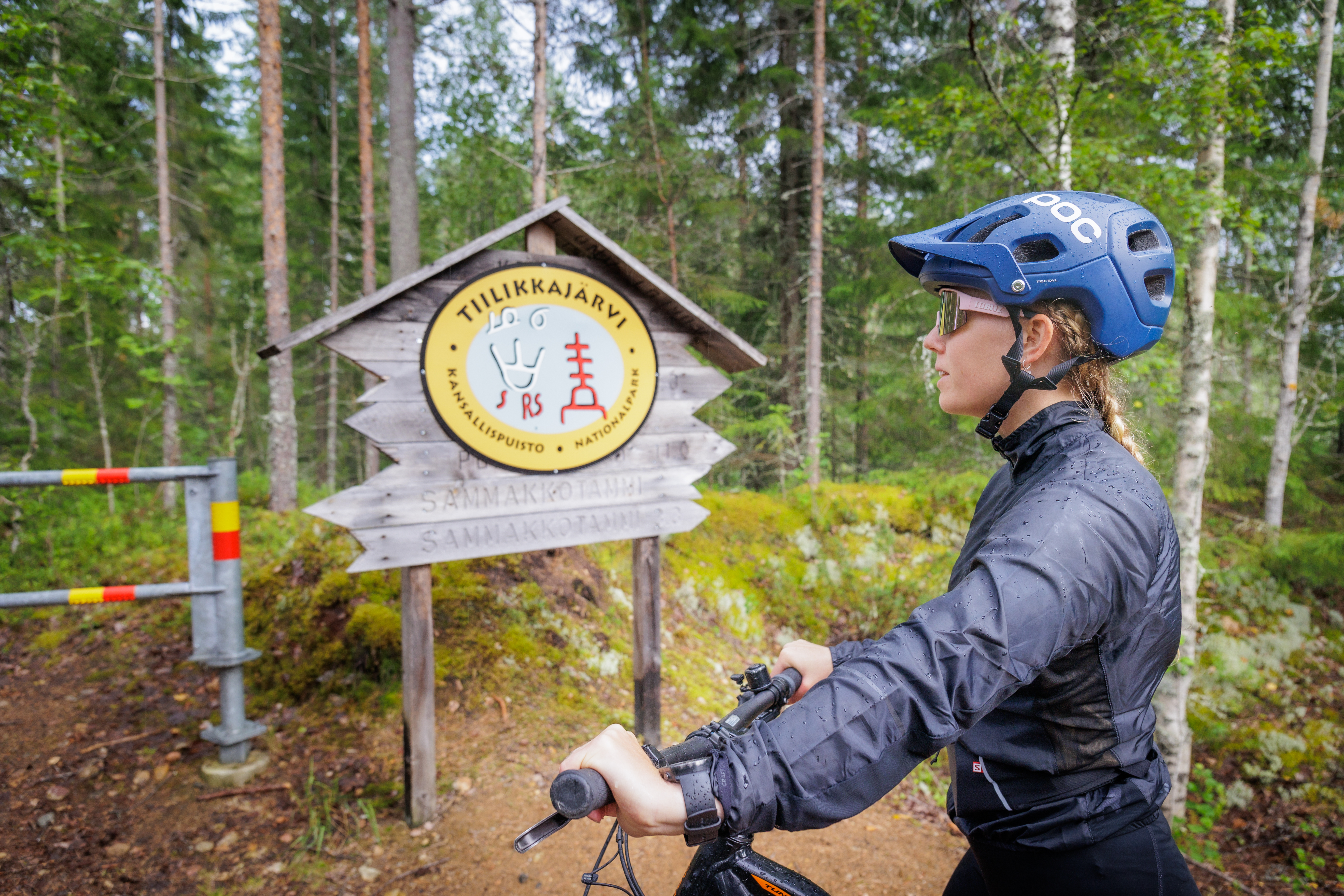 Nainen pyöräilemässä Tiilikkajärven kansallispuistossa.
