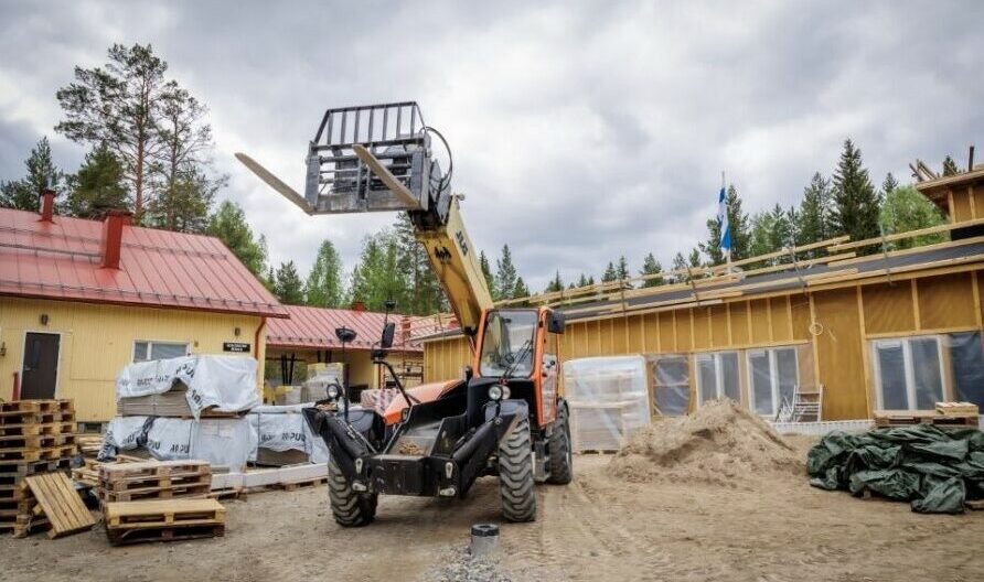 Kaivinkone uuden koulurakennuksen työmaalla