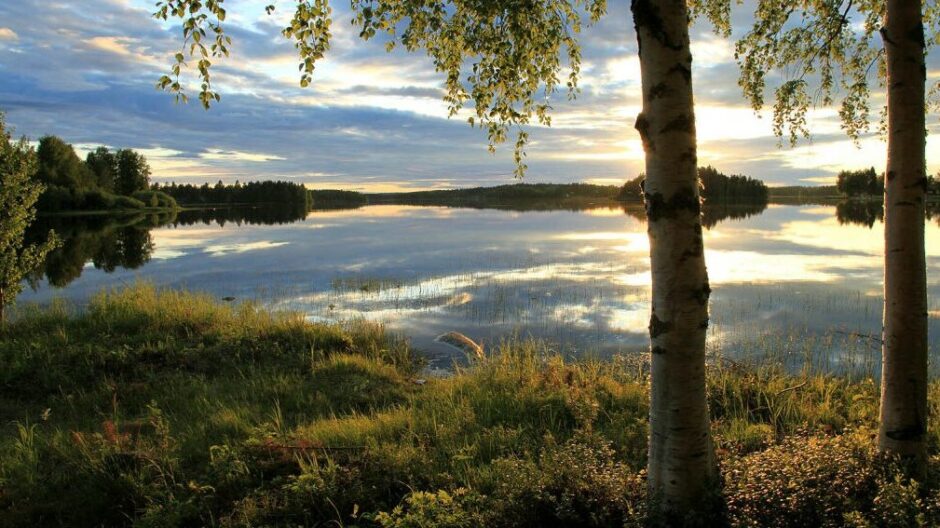 Syksyinen järvimaisema auringonlaskussa