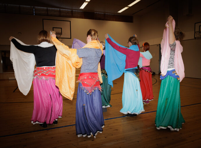 Värikkäitä asusteita itämaisen tanssin tanssijoilla.