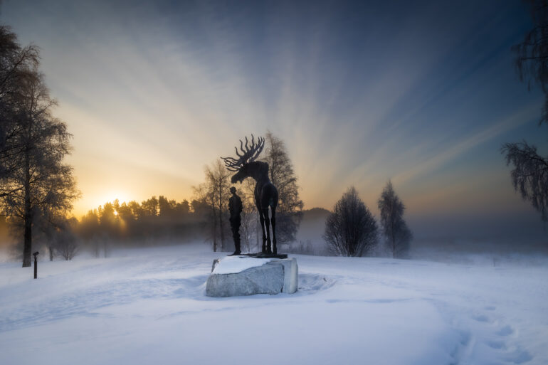 Patsas pakkasaamuna auringon noustessa