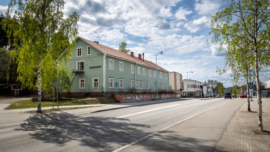 Katunäkymä Kainuuntieltä etualalla Matkakoti Tikkanen