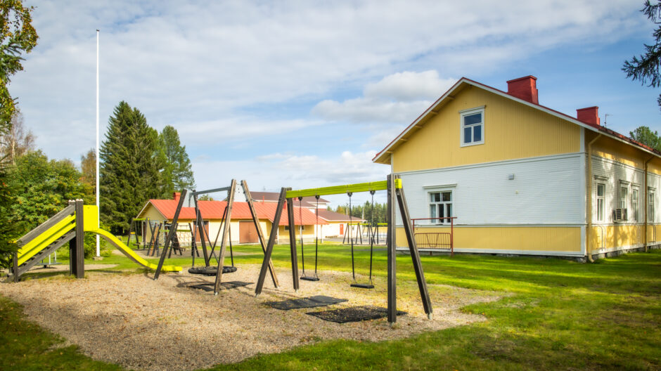 Pohjavaaran koulun leikkipuistoalueelta löytyvät keinuja.