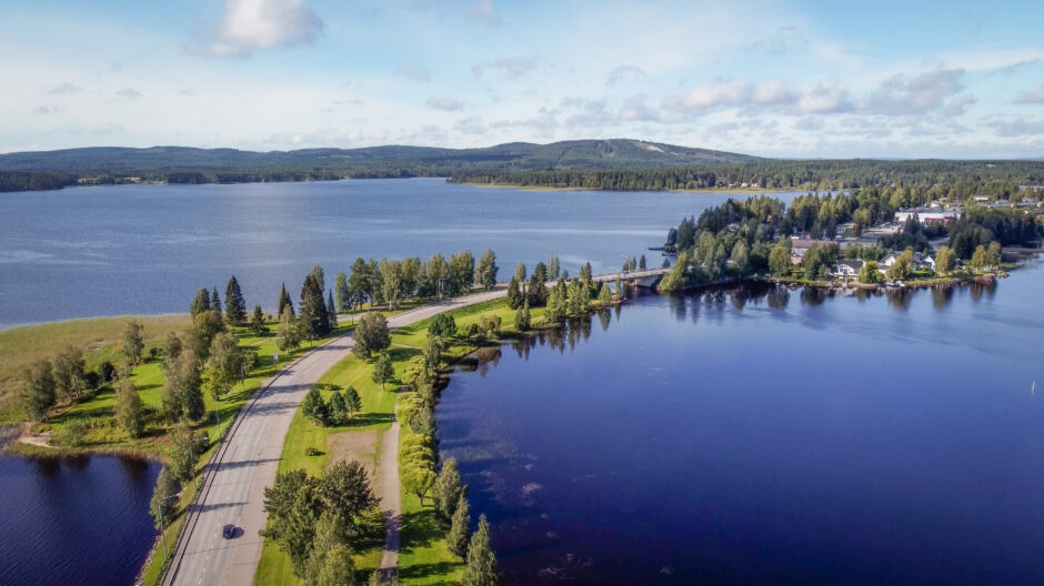 Dronenäkymä Hirvensillalta järven yli Vuokatinvaaralle päin