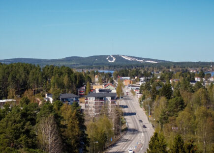 Ilmakuva Sotkamosta kohti Vuokattia.