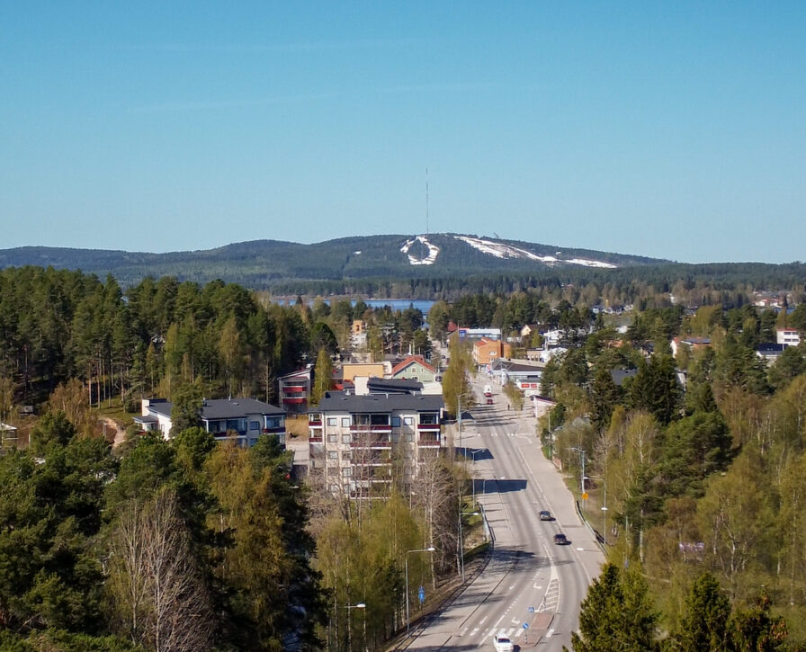 Ilmakuva Sotkamosta kohti Vuokattia.