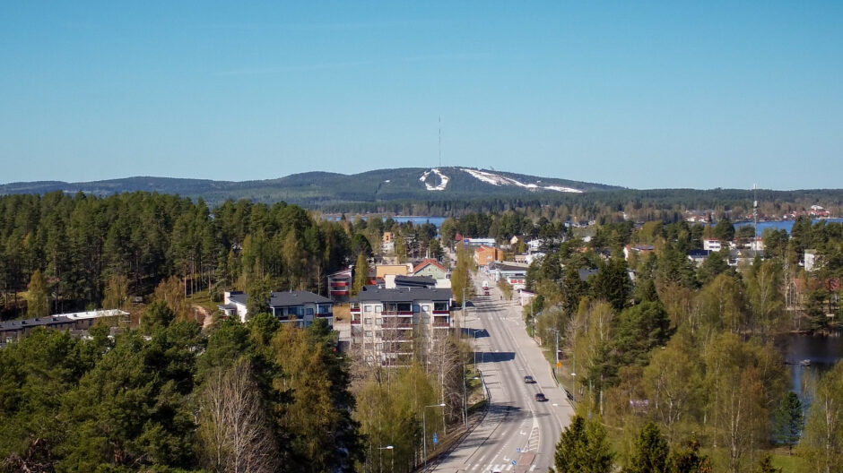 Ilmakuva Sotkamosta kohti Vuokattia.