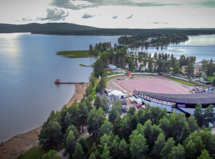 Ilmakuva Sotkamosta, jossa etualalla Marjex-stadion Sapsojärven ja Pirttijärven välissä taustanaan Vuokatinvaarat.
