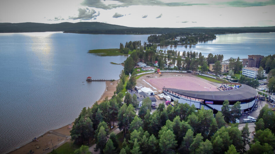 Ilmakuva Sotkamosta, jossa etualalla Marjex-stadion Sapsojärven ja Pirttijärven välissä taustanaan Vuokatinvaarat.