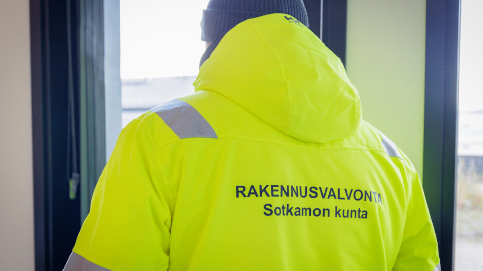 Rakennustarkastaja, takin selässä teksti Rakennusvalvonta, Sotkamon kunta