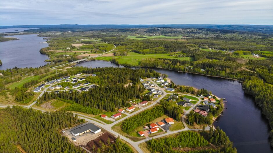 Maisemassa asuinalue vesistön äärellä