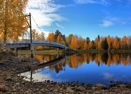 Syksyisessä järvimaisemassa Salmelan kävelysilta