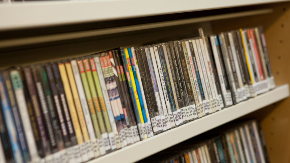 CD-levyjä hyllyssä kirjastossa.