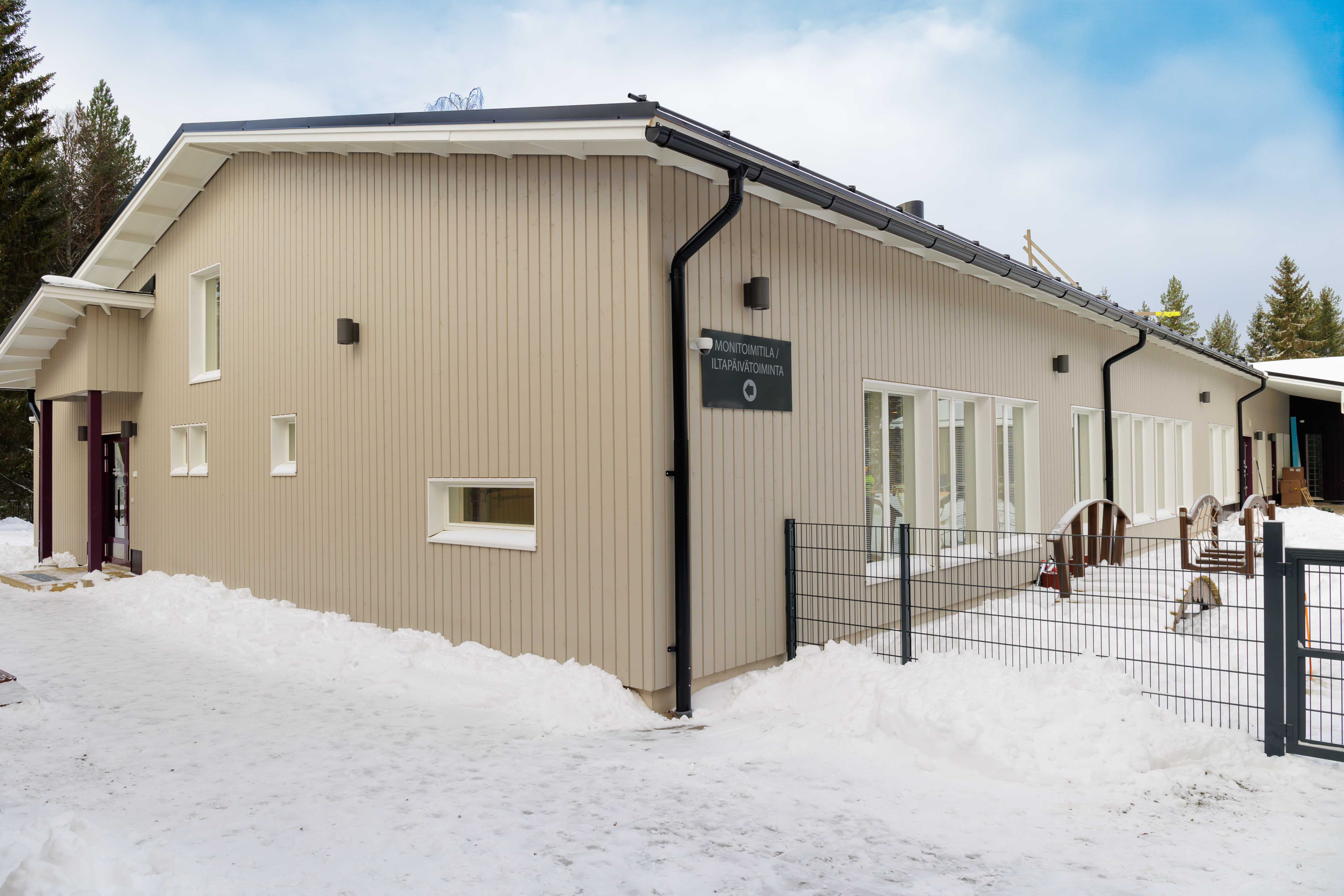 Puurakenteiden päiväkoti tarjoaa tilat myös aamu- ja iltapäivätoiminnalle.
