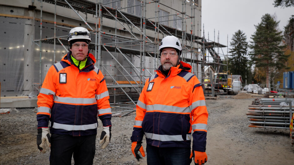 Sotkamon Rakennus Oy:stä vastaava mestari Timo Rissanen ja työnjohtaja Tommi Piirainen.