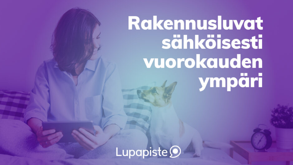 Koira ja iPadia pitelevä nainen katselevat toisiaan