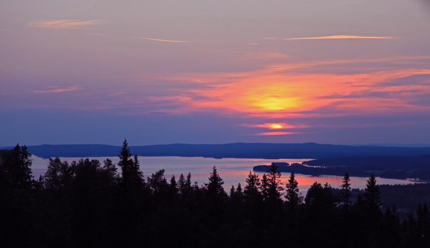 Järvimaisemassa auringon lasku