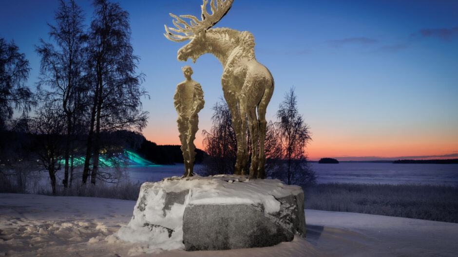 Havukka-ahon ajattelija patsas Hirvensalmella taustanaan Hiukan elämysvalot ja kaunis auringonlasku talvella.
