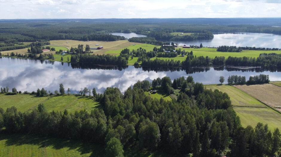 Maalaismaisemaa ilmasta kuvattuna