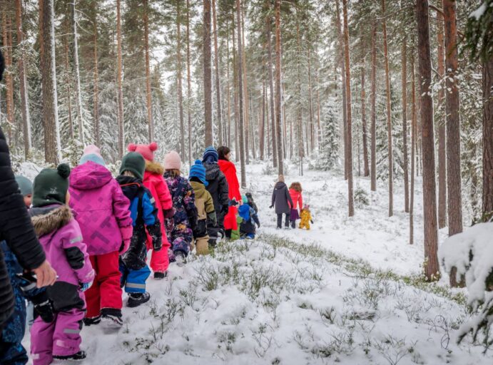 Lapsijono lumisessa metsässä.