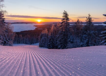 Vuokatin rinteet auringonnousun aikaan.