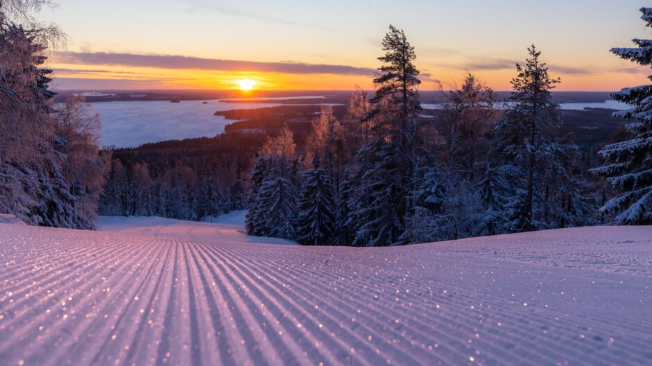 Vuokatin rinteet auringonnousun aikaan.