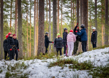 Nuorisotoimen toiminnallinen kiipeilyhetki seiskapäivillä.