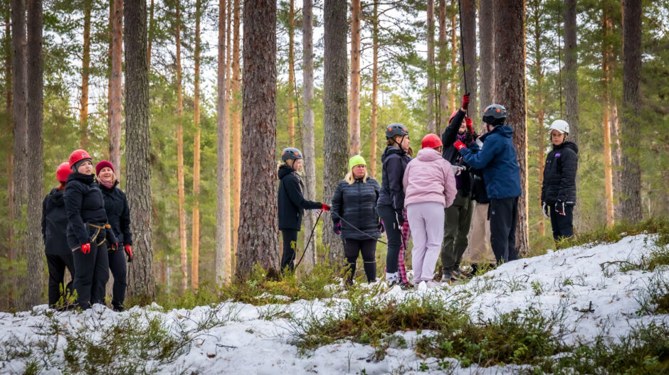 Nuorisotoimen toiminnallinen kiipeilyhetki seiskapäivillä.